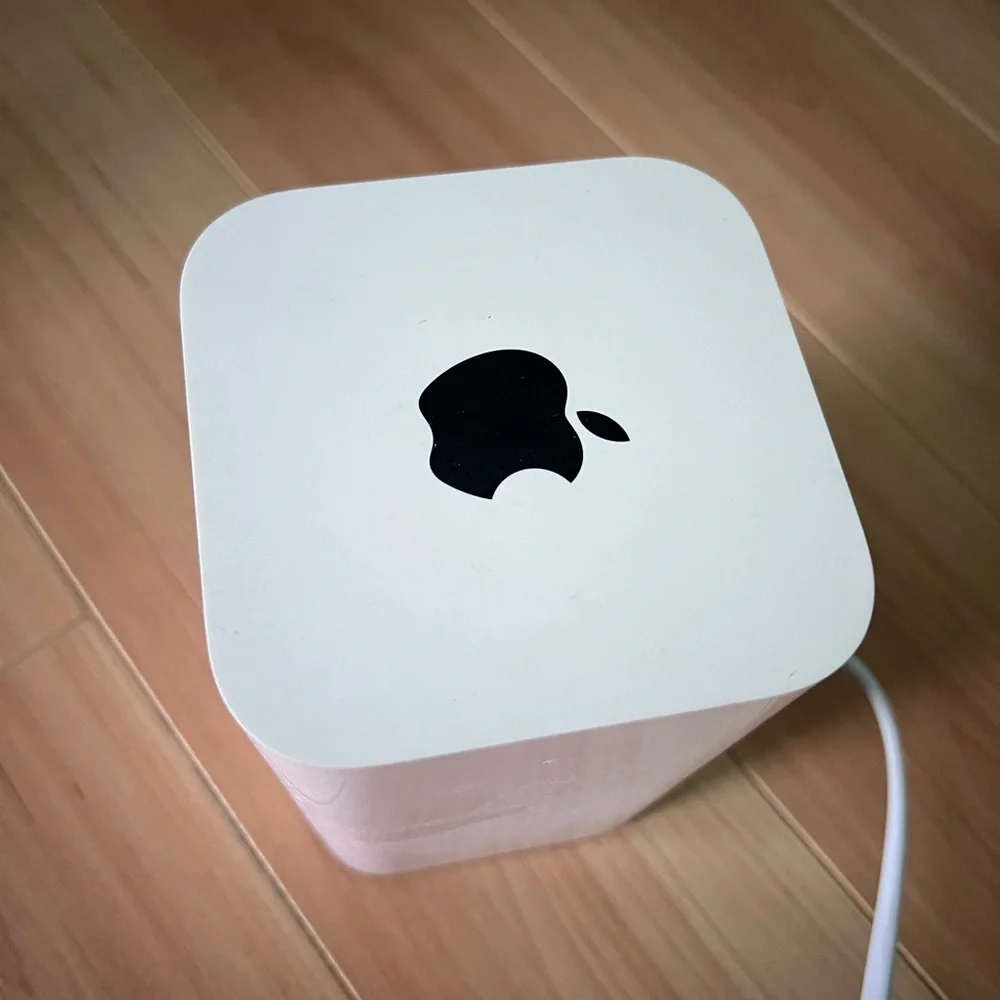 Apple White Wireless Router - Picture 4 of 5